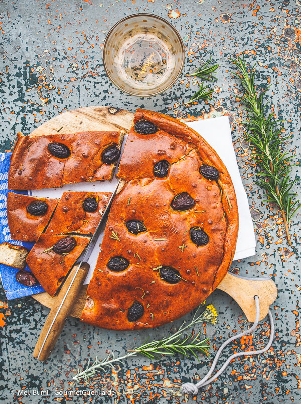 Mediterranean Low Carb Focaccia Bread with Olives and Rosemary | GourmetGuerilla.com