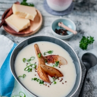  Fast cheese soup with mountain cheese, fried pears and Szechuan pepper under 500 calories GourmetGuerilla.de 